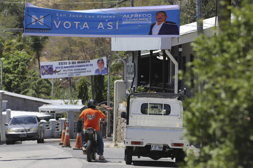 Un cartel electoral de Alfredo Hernández, candidato a la alcaldía del partido Nuevas Ideas, se ve en San José Las Flores, El Salvador, el miércoles 28 de febrero de 2024. Hernández perdió en las elecciones municipales salvadoreñas del 3 de marzo. (AP Foto/Salvador Meléndez)