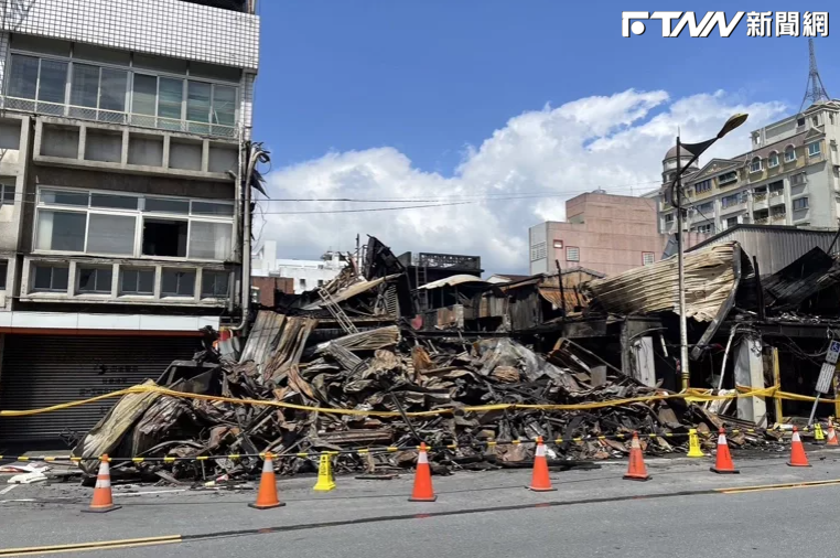 花蓮一間寵物店因火警全毀，周邊建築也被波及。(圖/翻攝畫面)