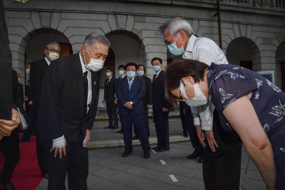 森喜朗弔唁前總統李登輝，並向李登輝女兒李安妮（前右）致意。   圖：中央社/提供