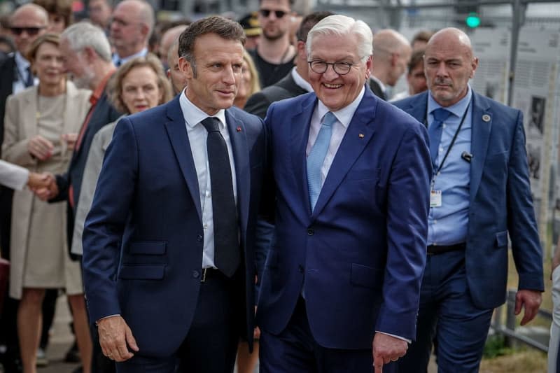 French President Emmanuel Macron (L) and German President Frank-Walter Steinmeier visit the democracy festival to mark the 75th anniversary of the Basic Law. Kay Nietfeld/dpa