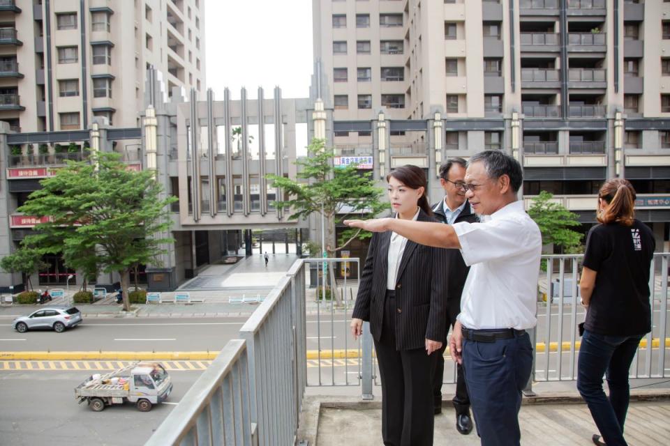 新竹市長高虹安視察關埔空橋計畫，工程可望在8月底動工明年啟用。（圖：市府提供）