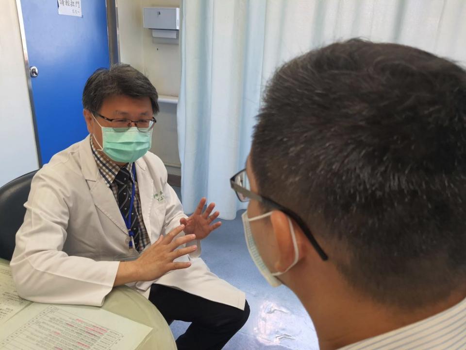 醫師巫奕儒表示，微創腹腔鏡手術可以解決疝氣困擾。 （記者黃俊昇翻攝）