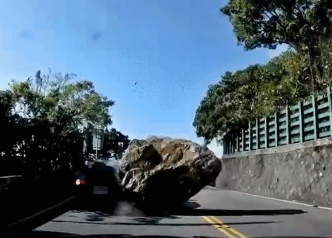 花蓮強震一輛車從蘇花改出口行駛，遭落石擊中。（圖／翻攝自記者爆料網）