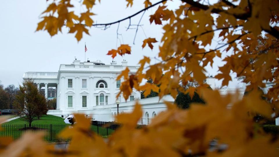 La Casa Blanca con flores.