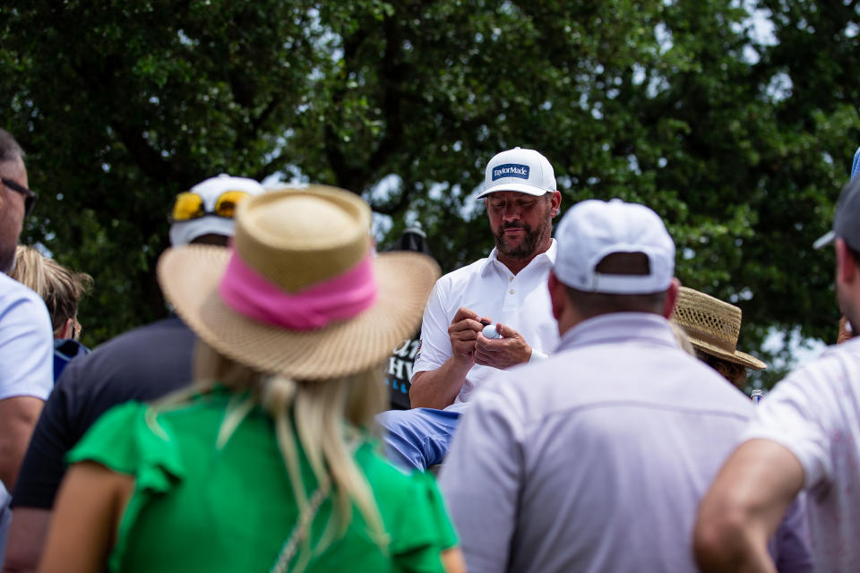 Block signs autographs following his second round