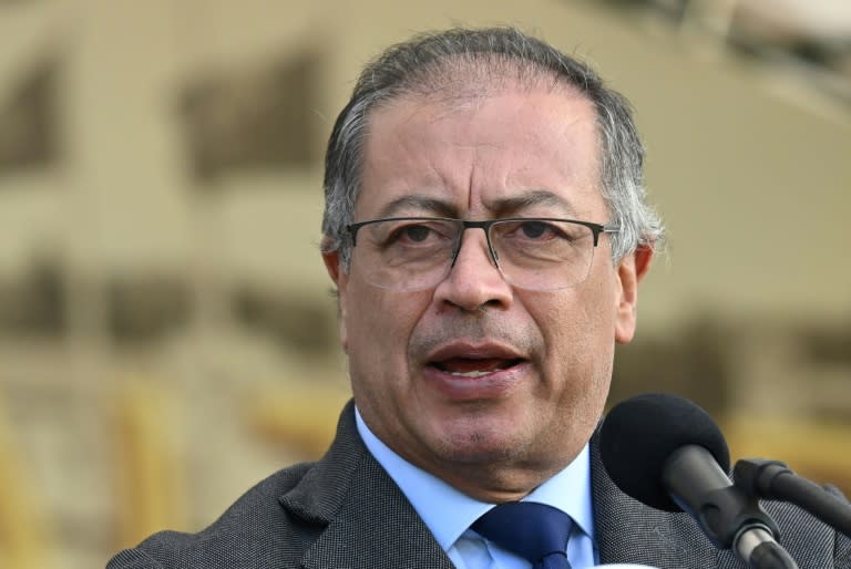 El presidente Gustavo Petro habla durante una ceremonia militar el 31 de mayo de 2024 en Bogotá (Raúl Arboleda)