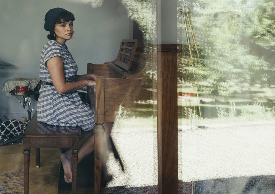 En esta foto del 8 de junio de 2020, la cantautora Norah Jones posa en Hudson, Nueva York, para promocionar su más reciente álbum, "Pick Me Up Off the Floor". (Foto por Victoria Will/Invision/AP)