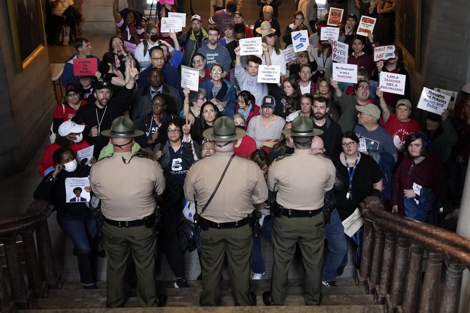 Patrulleros de Tennessee obstruyen el paso por una escalera que conduce a las cámaras legislativas durante una protesta en Nashville, Tennessee, el jueves 6 de abril de 2023. (AP Foto/George Walker IV)