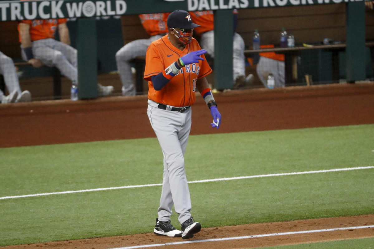 There's a simple reason why Dusty Baker wears gloves during Astros games