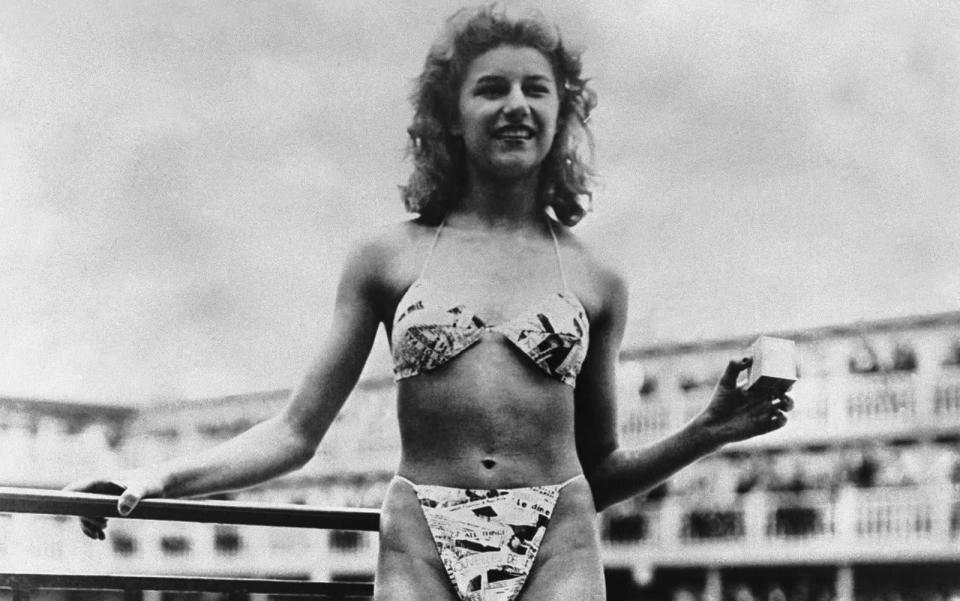 Modedesigner Louis Réard gab seinem Bade-Zweiteiler den Namen "Bikini", die Nackttänzerin Micheline Bernardini präsentierte das Ergebnis am 5. Juni 1946 in einem Pariser Schwimmbad. Ein Siegeszug begann ... (Bild: Bettmann)