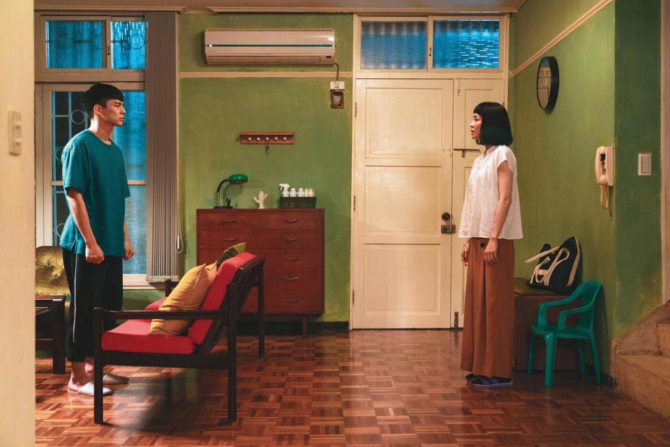 片中林柏宏（左）與謝欣穎家的綠牆、木地板、沙發等美術風格都具有台灣在地特色。（牽猴子提供）