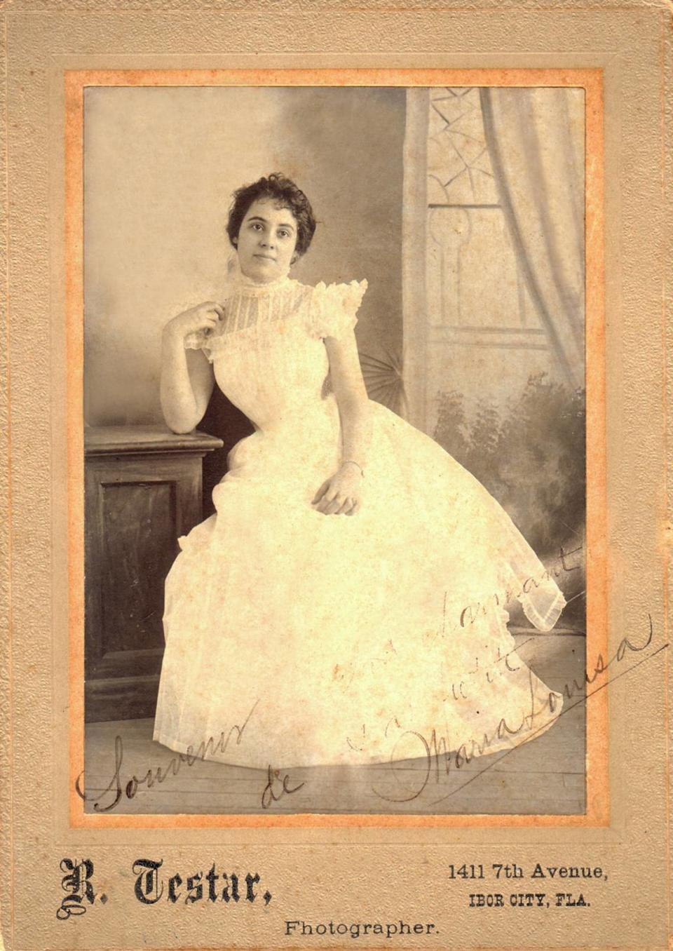 María Luisa Sánchez (futura esposa del patriota y político Orestes Ferrara). En el exilio de Tampa. Fotógrafo R. Testar, Ybor City, Tampa, c. 1898. 