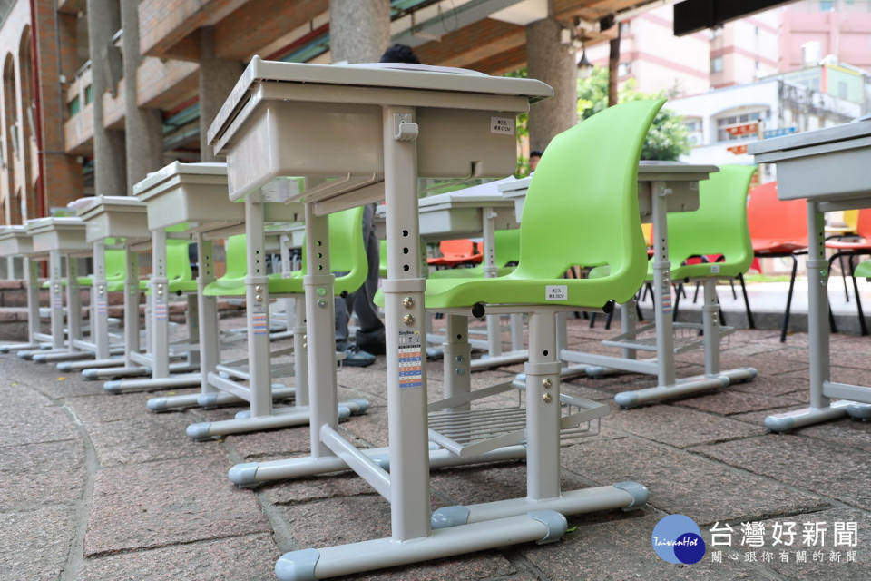 新式課桌椅適用身高120至180公分。（縣府提供）