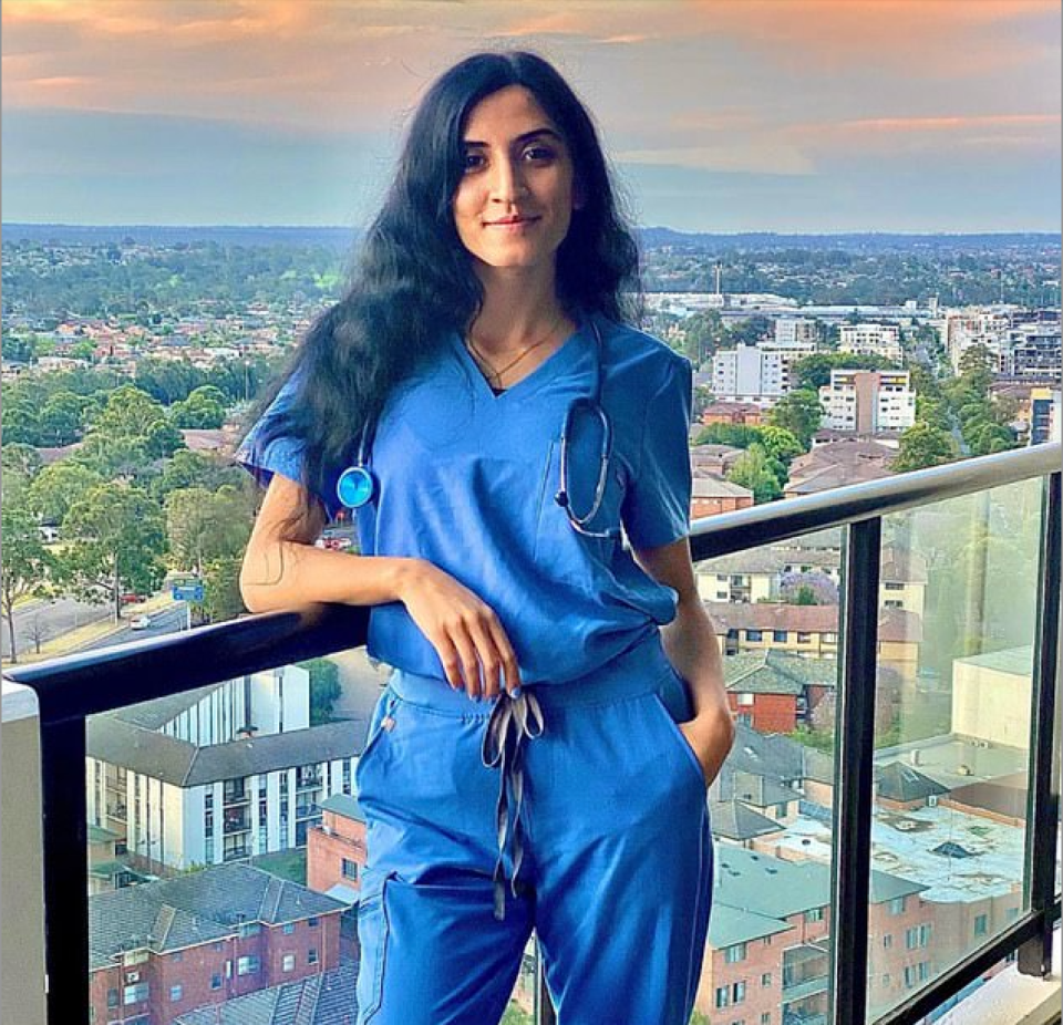 Dalya Karezi posing in scrubs (@dr.Dalya.s / Instagram)