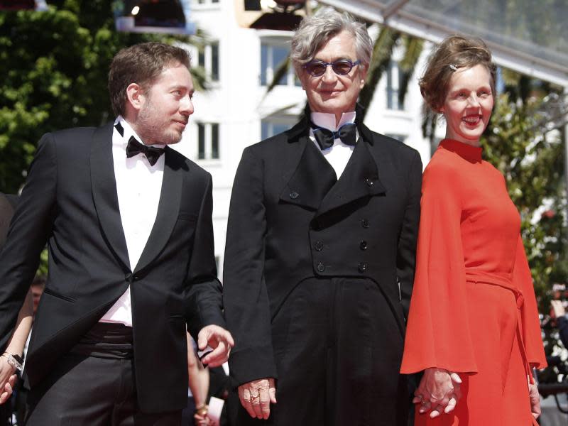 Filmemacher Wim Wenders mit seiner Frau DOnata und dem französisch-brasilianische Regisseur Juliano Ribeiro Salgado in Cannes. Foto: Ian Langsdon