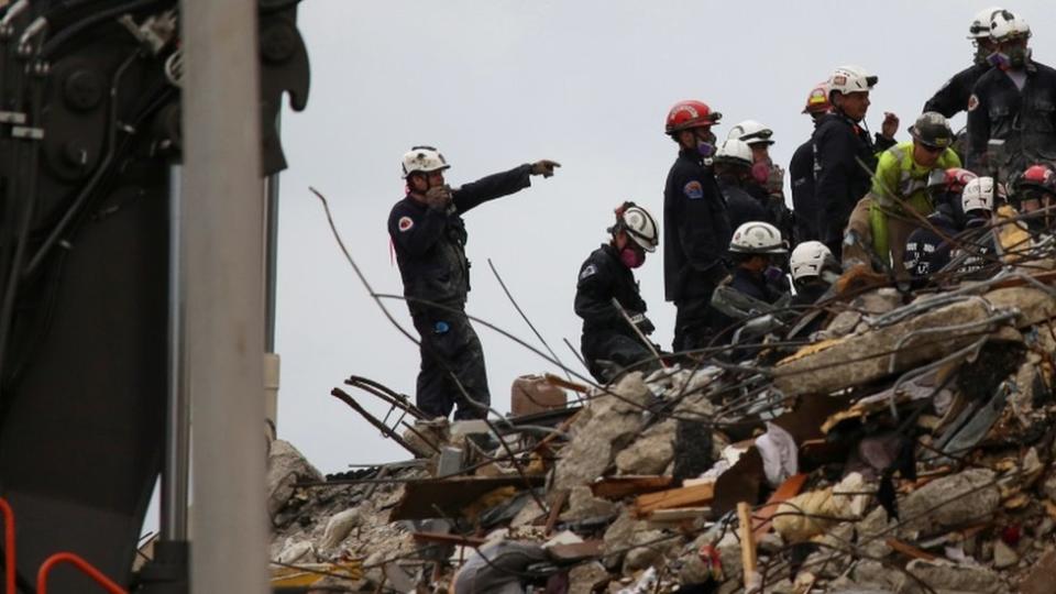 Tareas de rescate en el edificio derrumbado de Miami.