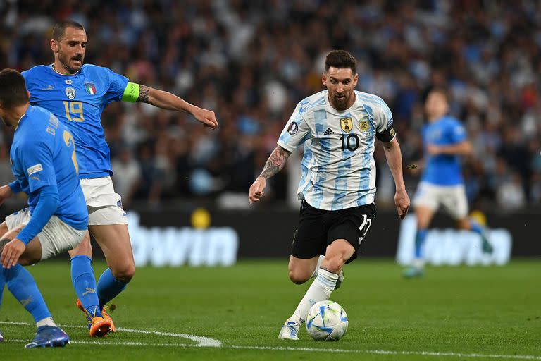 Messi conduce ante la marca de Leonardo Bonucci; el capitán fue la figura en Londres.