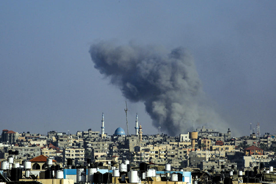 Columnas de humo tras un bombardeo israelí en Rafah, en el sur de la Franja de Gaza, el 25 de mayo de 2024, en medio del actual conflicto entre Israel y el grupo militante palestino Hamás. (Foto de Eyad BABA / AFP) (Foto de EYAD BABA/AFP via Getty Images)