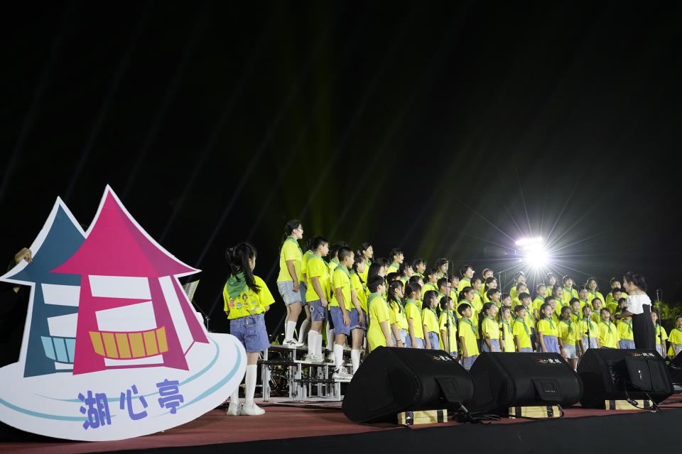 藝文團隊表演喜迎雙十國慶焰火的到來。（圖/記者江雁武翻攝）