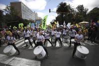 Un grupo musical toca música durante una protesta en Bogotá, Colombia, el miércoles 12 de mayo de 2021. (AP Foto/Fernando Vergara)