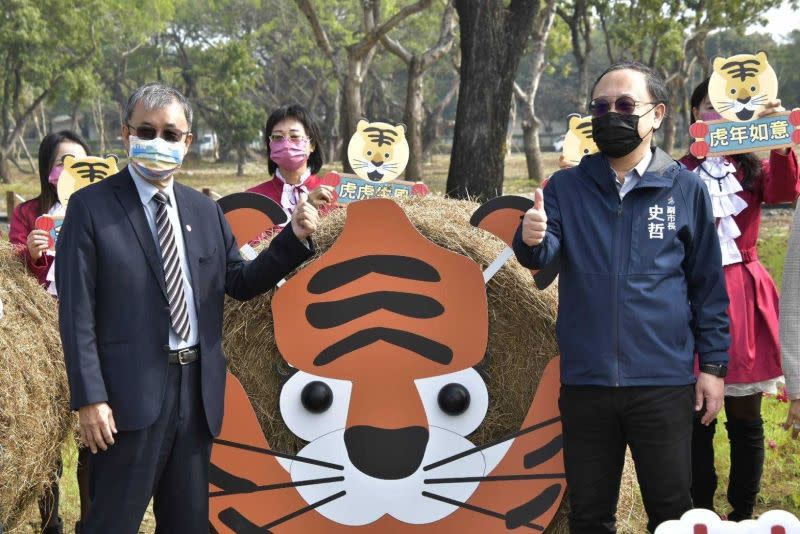 ▲高市府與中山大學合作打造仁武校區成為森林公園，為迎接虎年設置了福虎裝置藝術史哲、中山大學校長鄭英耀、立委邱議瑩等人出席開放啟用典禮。（圖/高雄市工務局提供）