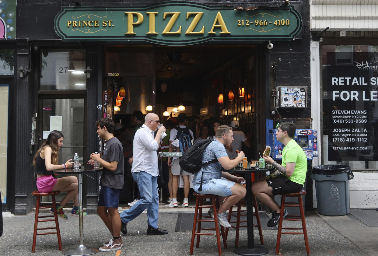 ftse NEW YORK, NY - JUNE 25: People eat at tables on the sidewalk outside Prince St. Pizza on June 25, 2023, in New York City.  (Photo by Gary Hershorn/Getty Images)