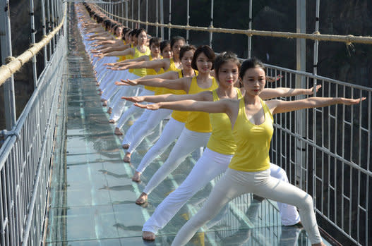 Mujeres practicando Yoga. Foto: The Huffpost.