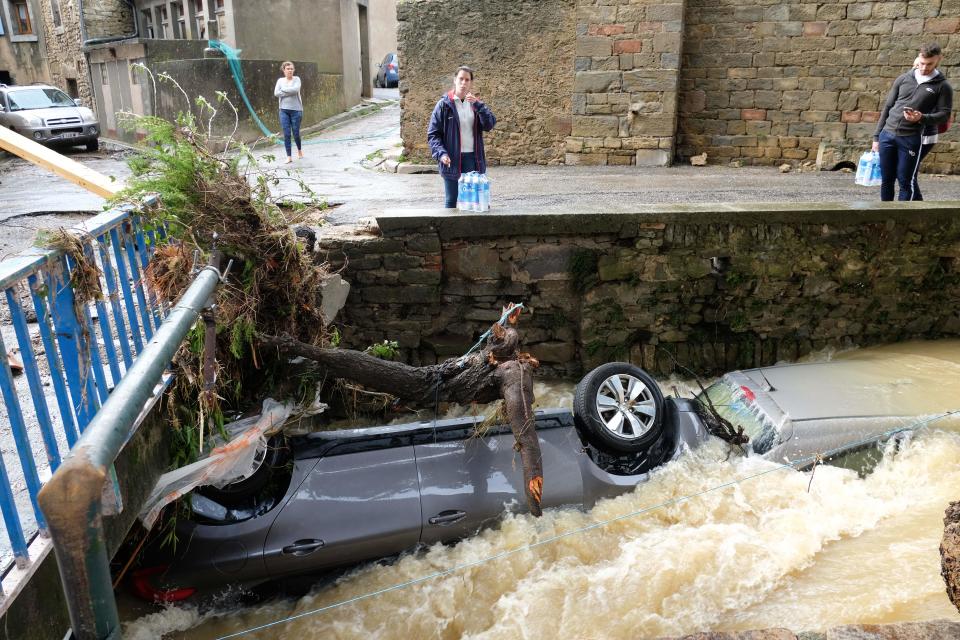 <p>Les photos de ce type ne manquent malheureusement pas. Routes, maisons, voitures : l’eau déchaînée a tout emporté sur son passage.<br>(Crédit : Getty Images) </p>