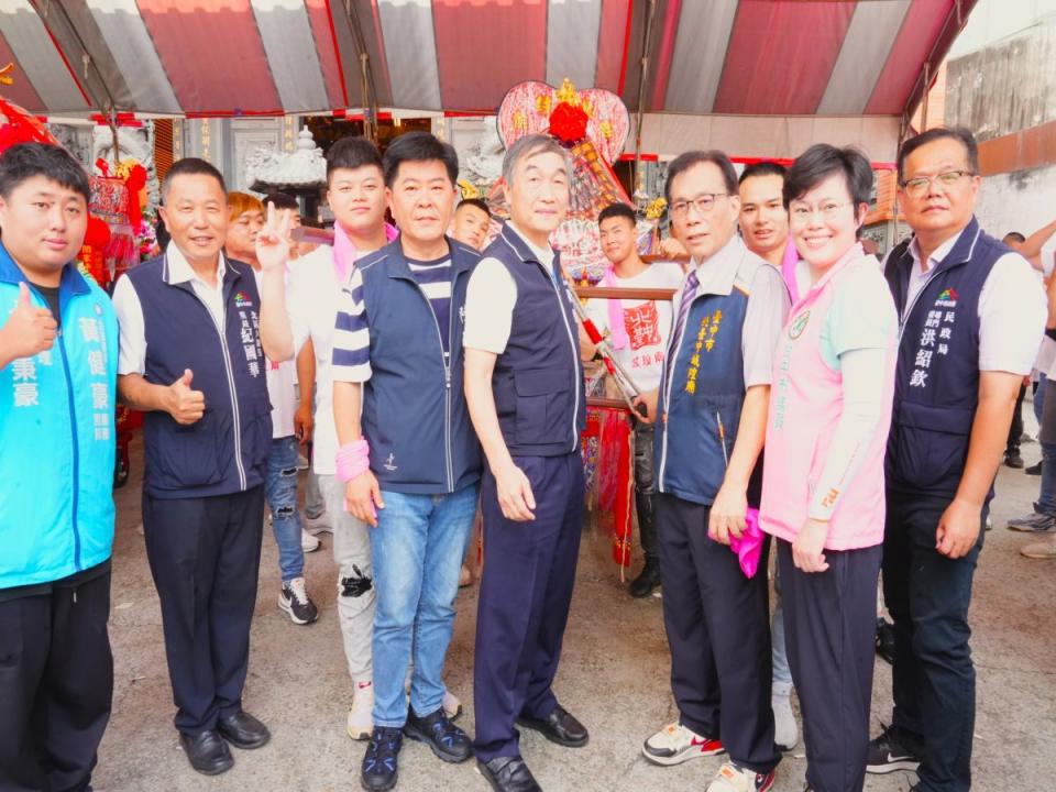 北台中城隍廟105週年廟慶遶境賜福，副市長黃國榮到場致意。（圖：中市府提供）