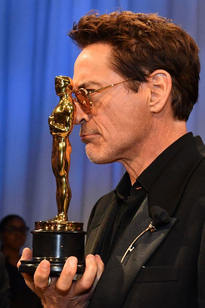 “Me gustaría agradecer a mi terrible infancia, a la Academia, a mi veterinaria, digo, esposa, Susan Downey. Ella me encontró, me rescató y me devolvió a la vida”, dijo Downey Jr. al recibir el premio. También a su abogado, quien -reconoció- pasó la mitad de los 40 años de relación asegurándose de sacarlo de la cárcel