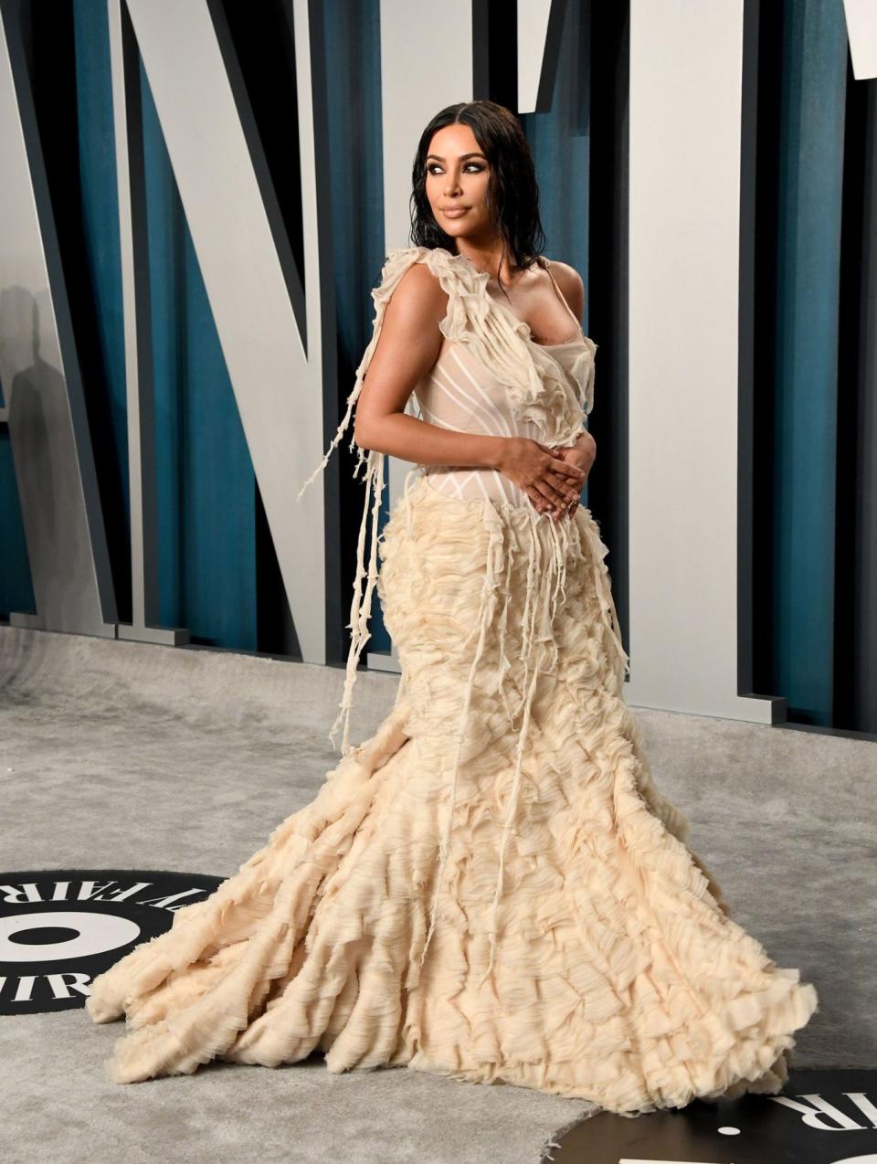 Kim Kardashian 在2020年Vanity Fair Oscar Party 穿上 Alexander McQueen 2003年春夏系列「oyster dress」。