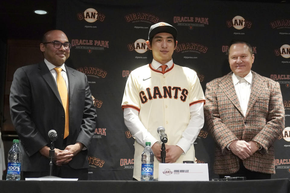 San Francisco Giants' Jung Hoo Lee, center, stands for photos with president of baseball operations Farhan Zaidi, left, and attorney Scott Boras, right, during a news conference in San Francisco, Friday, Dec. 15, 2023. (AP Photo/Jeff Chiu)