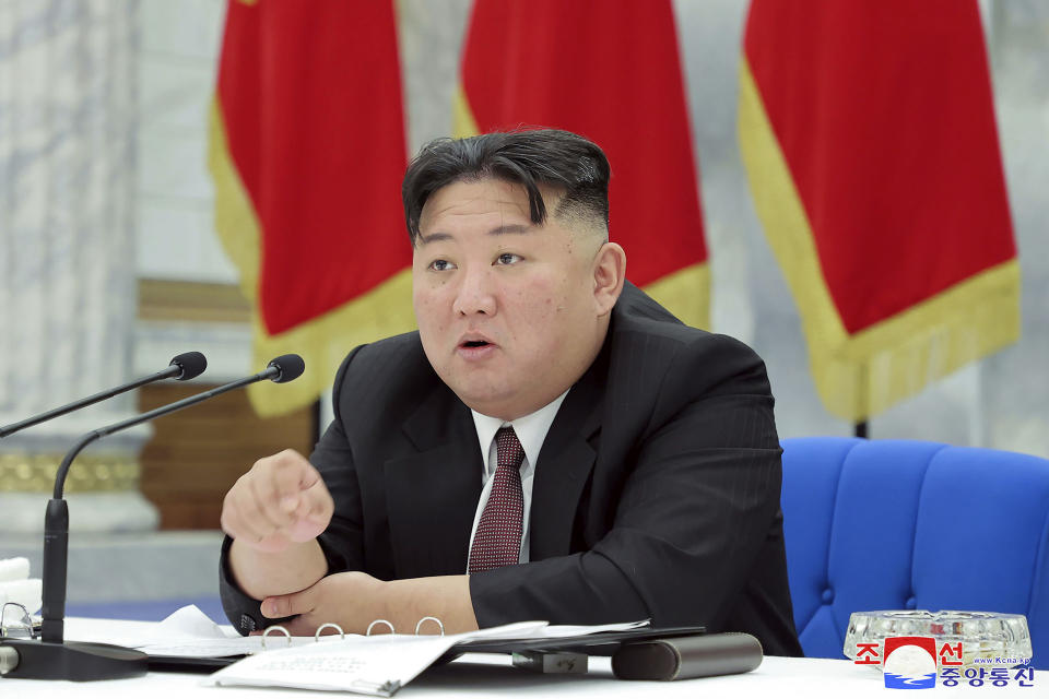 En esta fotografía facilitada por el gobierno norcoreano, el gobernante norcoreano Kim Jong Un pronuncia un discurso durante una reunión del Partido de los Trabajadores en Pyongyang, Corea del Norte, el viernes 30 de diciembre de 2022. (Agencia Central de Noticias de Corea/Korea News Service vía AP)