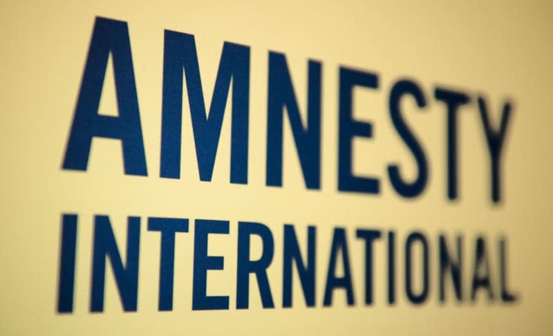 The logo of the human rights organization Amnesty International is pictured in Berlin. Sebastian Kahnert/dpa