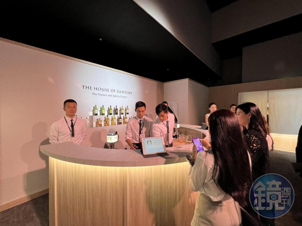 三得利在展區中打造百週年限定酒吧，限量販售多款珍稀單杯日本威士忌佳釀。