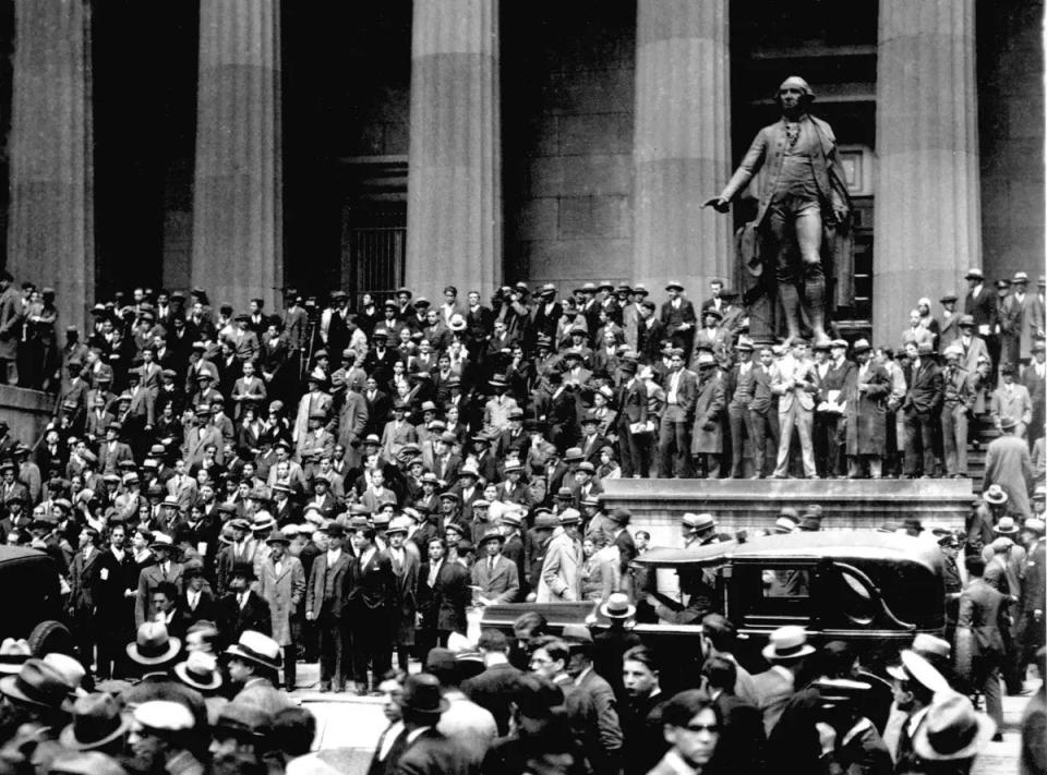 Am "Schwarzen Donnerstag", dem 24. Oktober 1929, versammelten sich Menschen auf den Stufen des Sub-Treasury-Gebäudes gegenüber der New Yorker Börse in New York. - Copyright: AP