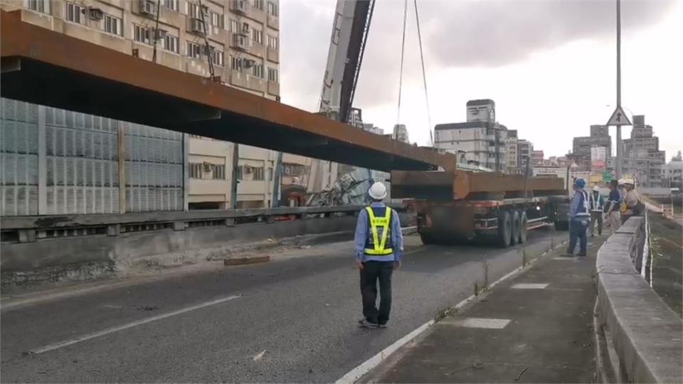 聯結車上鋼樑突掉落 水源快速道路往南方向管制