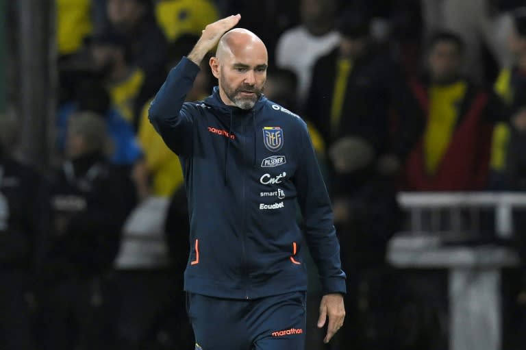 El seleccionador de Ecuador, el español Félix Sánchez, hace un ademán durante el partido de la clasificatoria sudamericana para el Mundial de 2026 contra Colombia en el estadio Rodrigo Paz Delgado, en Quito, el 17 de octubre de 2023. (Rodrigo BUENDIA)