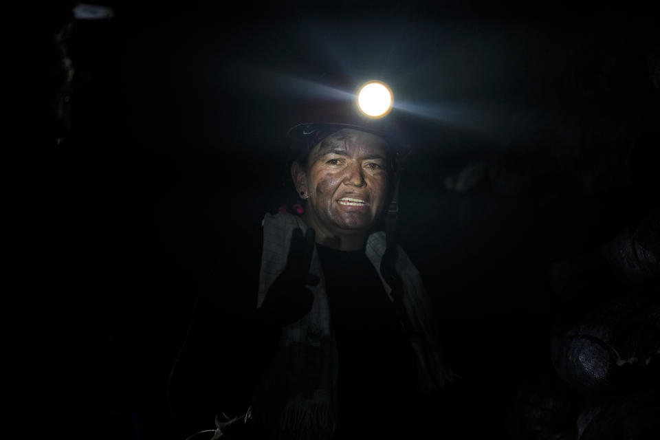 La minera Janeth Páez, de 45 años, que extrae esmeraldas, dentro de uno de los túneles de una mina informal cerca de la población de Coscuez, Colombia, el miércoles 28 de febrero de 2024. En el interior de la montaña, donde el calor es tan intenso que provoca náuseas, las mujeres empuñan martillos industriales con los que taladran las rocas en busca de algo verde que brille. (AP Foto/Fernando Vergara)