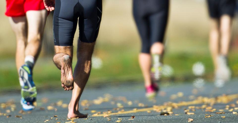 Carrera con hombre descalzo