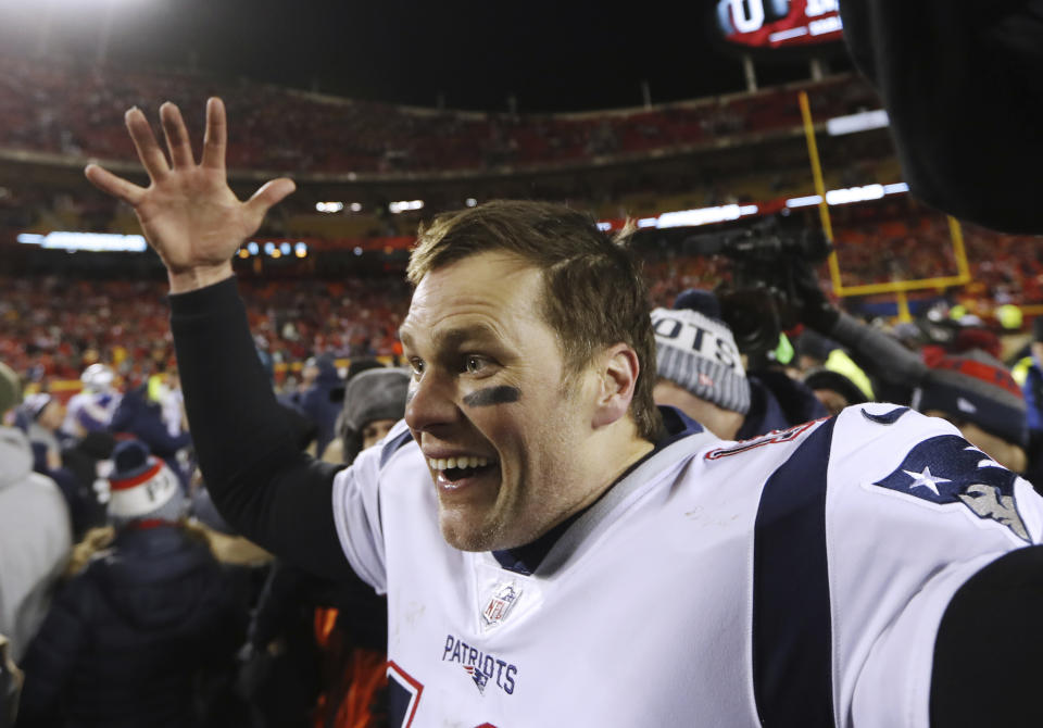 El quarterback Tom Brady (12) de los Patriots de Nueva Inglaterra tras la victoria ante los Chiefs de Kansas CIty en la final de la AFC, el domingo 20 de enero de 2019, en Kansas City, Missouri. (AP Foto/Charlie Neibergall)