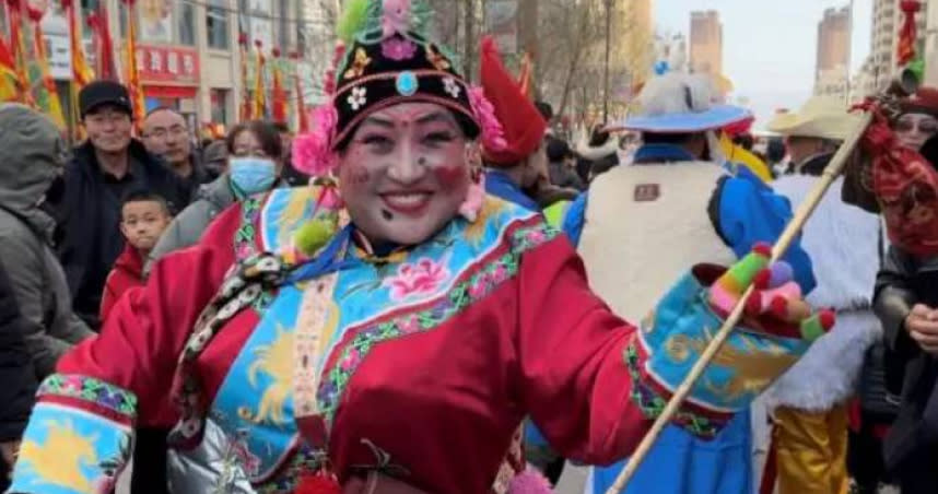 中國網紅「光頭楊老二」在表演中被灌酒，隨後昏迷不醒身亡。（圖／翻攝自紅星新聞）