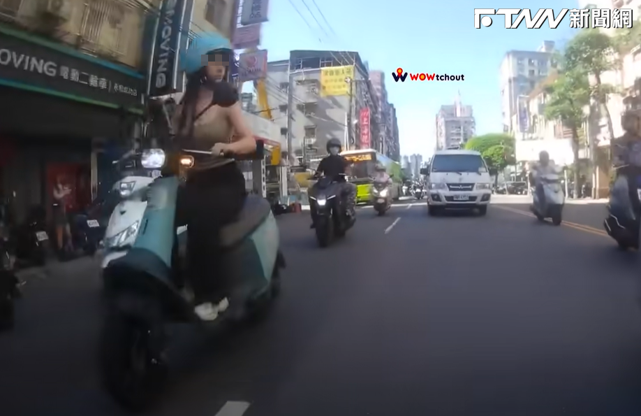 影片中，穿著清涼的女騎士正轉頭確認後方來車後，就不慎撞到前方小貨車。（圖／翻攝「WoWtchout」YT）