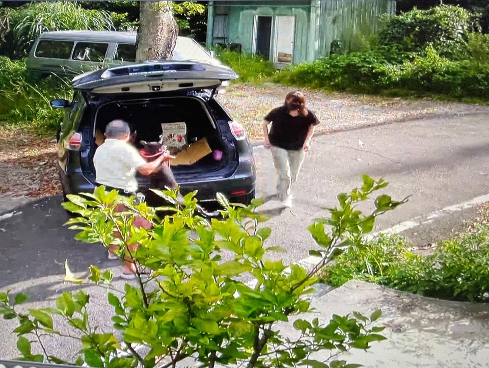 張姓飼主開心帶小八上車回家。   圖：新北市動保處提供