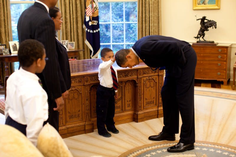 當年僅5歲的雅各摸歐巴馬的頭髮（翻攝Wikipedia）