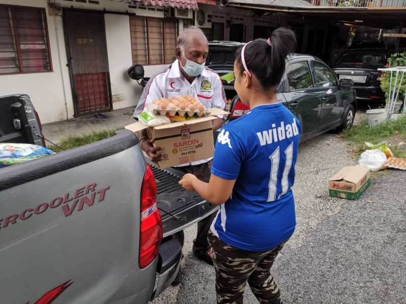 The group sends groceries and other essentials to families who are housebound during the MCO. — Picture courtesy of Dr Nur Hidayah Abu Bakar
