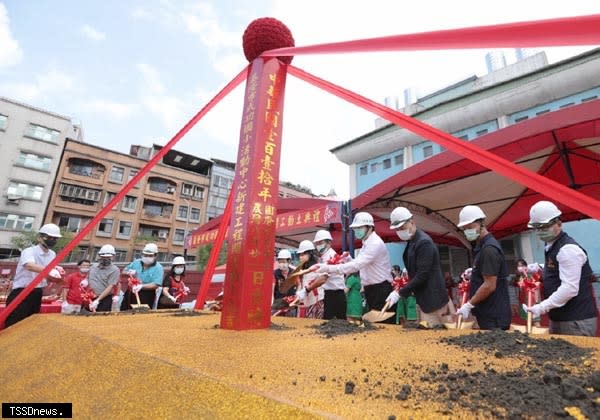 成功國小活動中心拆除重建，林右昌市長和教育處長林祝里、副議長林沛祥與多位議員及地方仕紳，一起持鏟動土。〈記者王世明攝〉