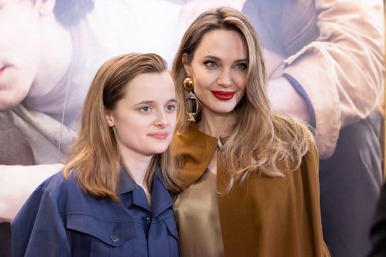 Después de muchos años escapándole a los flashes, Vivienne Jolie-Pitt, hija de los actores Angelina Jolie y Brad Pitt, volvió a mostrarse en una alfombra roja. Esta vez, fue para el estreno en Broadway del nuevo musical The Outsiders. La joven, de 15 años, sigue los pasos de sus padres en el mundo del espectáculo. Sin embargo, lo hace detrás de cámaras y no como actriz, a pesar de que ya había tenido un pequeño papel en una película junto a su madre