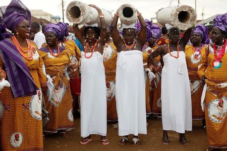 Women carry traditional drums during coronation of Oba of Benin, Eheneden Erediauwa, near the Oba's palace in Benin city, Nigeria October 20, 2016.REUTERS/Akintunde Akinleye