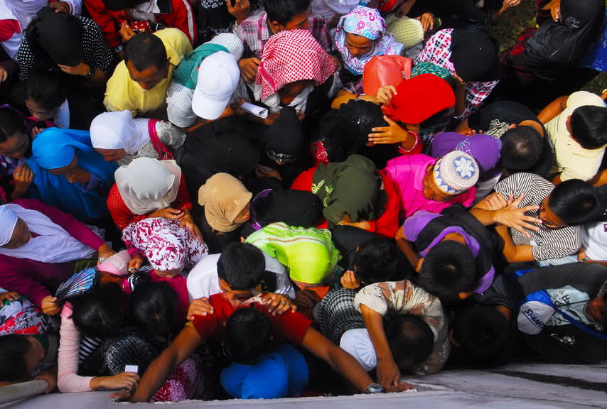 Registrants outside the Taraka town hall in Lanao del Sur. MindaNews photo by Froilan Gallardo